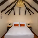 아파트 Casas Da Terca - Modern Comfort In Traditional Set Within 300sqm Of Private Gardens To Explore *