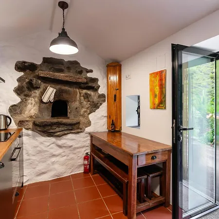 Daire Casas Da Terca - Modern Comfort In Traditional Set Within 300sqm Of Private Gardens To Explore *