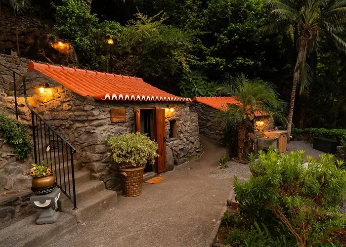 Casas Da Terca - Modern Comfort In Traditional Set Within 300sqm Of Private Gardens To Explore Tabua (Madeira)