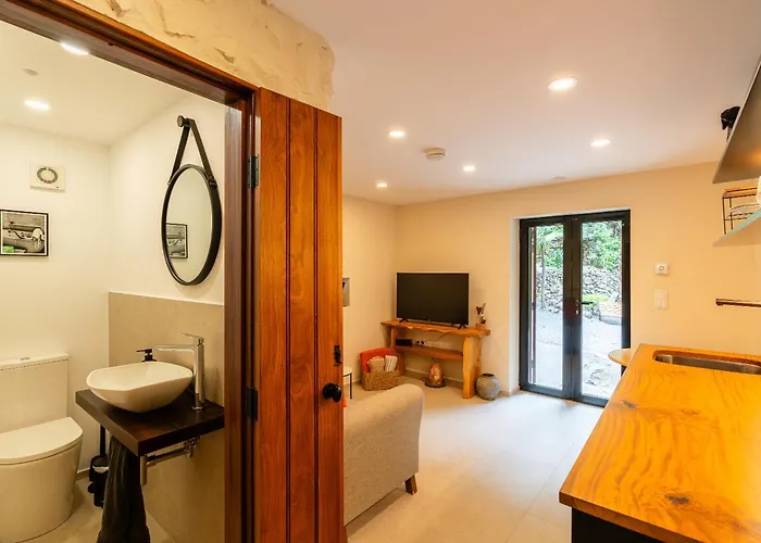 Casas Da Terca - Modern Comfort In Traditional Set Within 300sqm Of Private Gardens To Explore *