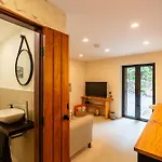 Casas Da Terca - Modern Comfort In Traditional Set Within 300sqm Of Private Gardens To Explore *