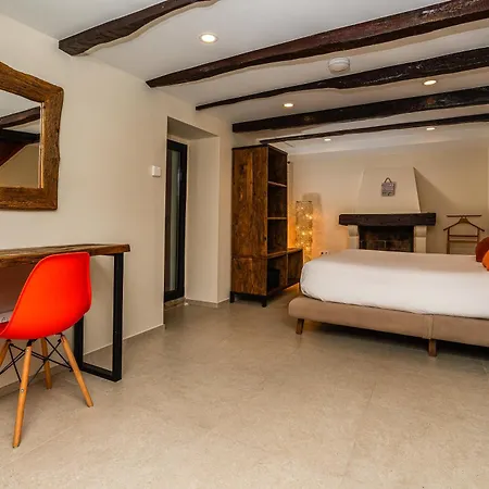 Casas Da Terca - Modern Comfort In Traditional Set Within 300sqm Of Private Gardens To Explore Tabua (Madeira)