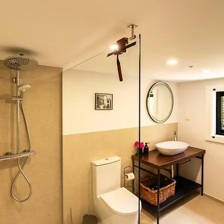 Casas Da Terca - Modern Comfort In Traditional Set Within 300sqm Of Private Gardens To Explore