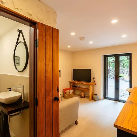 Casas Da Terca - Modern Comfort In Traditional Set Within 300sqm Of Private Gardens To Explore *