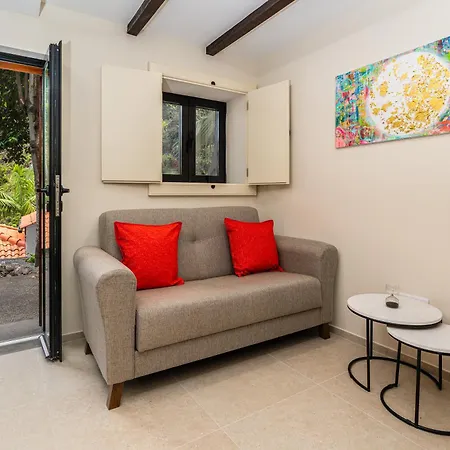 Casas Da Terca - Modern Comfort In Traditional Set Within 300sqm Of Private Gardens To Explore *