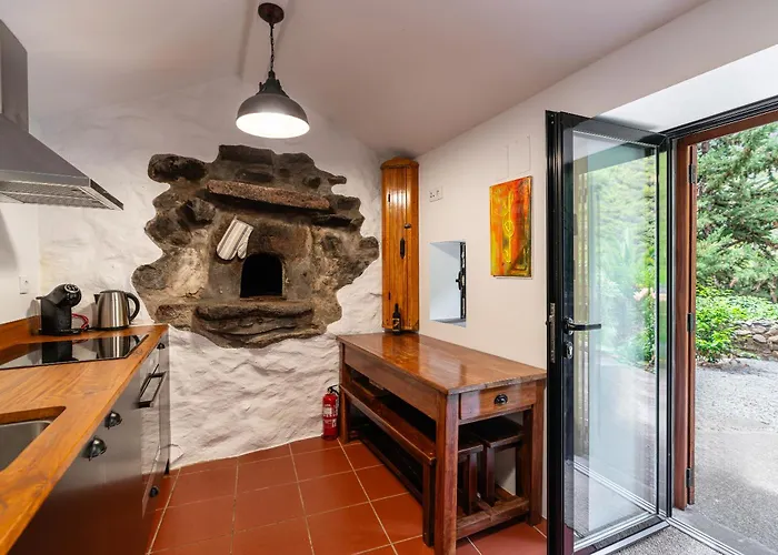 Apartamento Casas Da Terca - Modern Comfort In Traditional Set Within 300sqm Of Private Gardens To Explore *